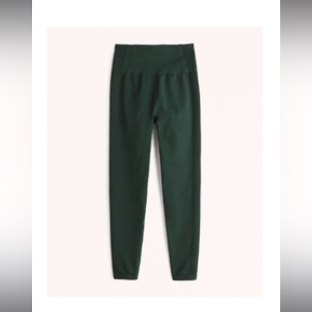 Women's
YPB seamlessCORE 7/8-Length Legging
Size: Forest Edge S